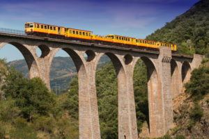 Le train jaune på bron Sejournée