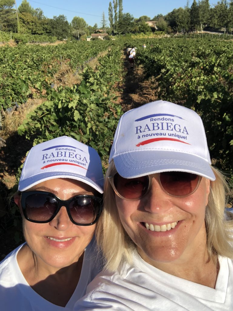 Zahra och Maria i vinfälten på Rabiega